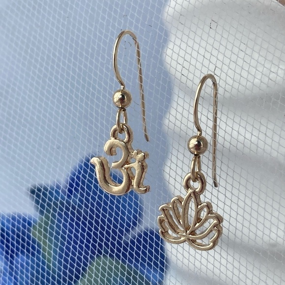 𝅺OM and Lotus Flower Mismatched Gold Earrings - Picture 11 of 11